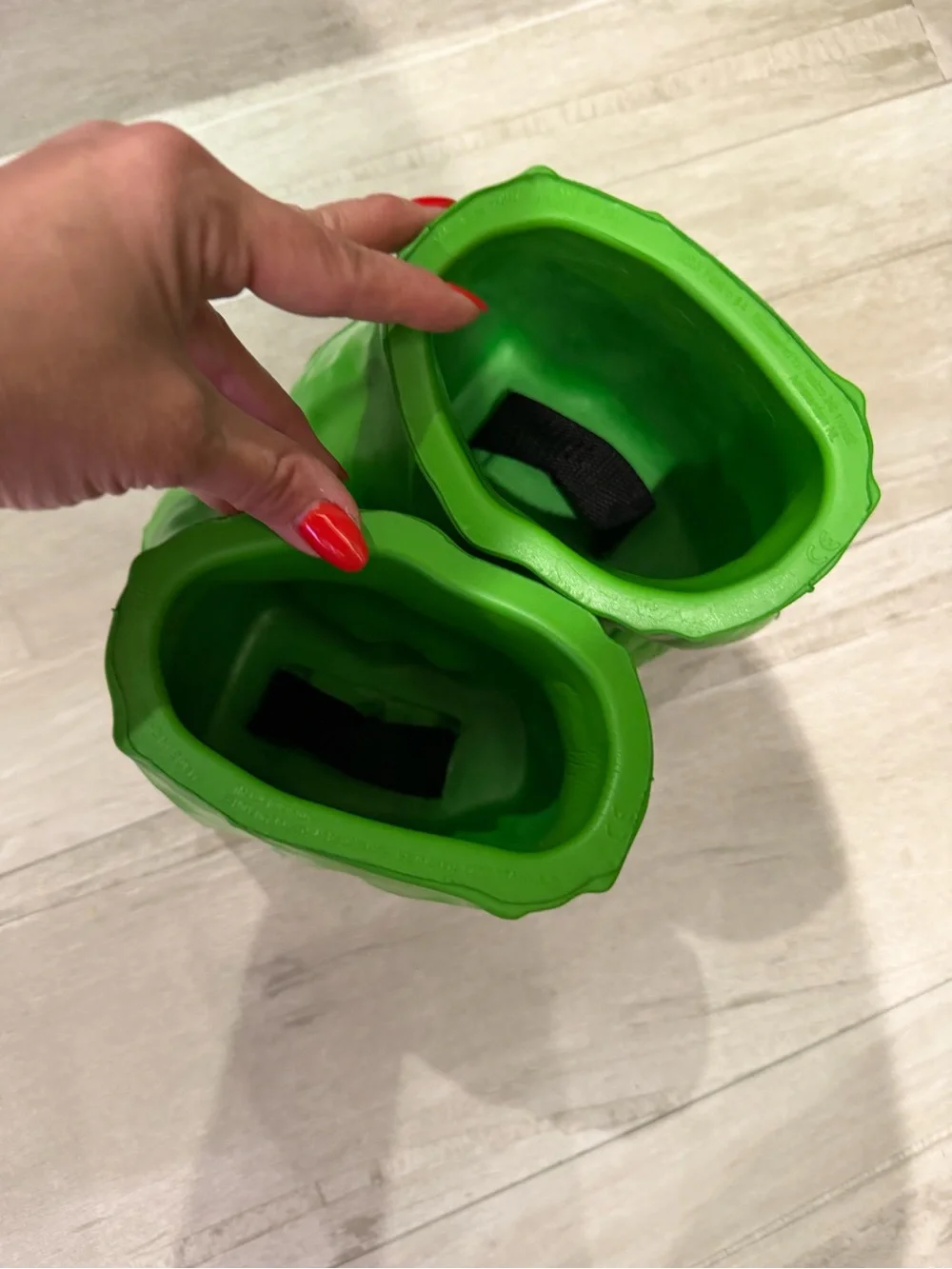 Marvel Hulk Green Smash Fist Gloves - Picture 4 of 6